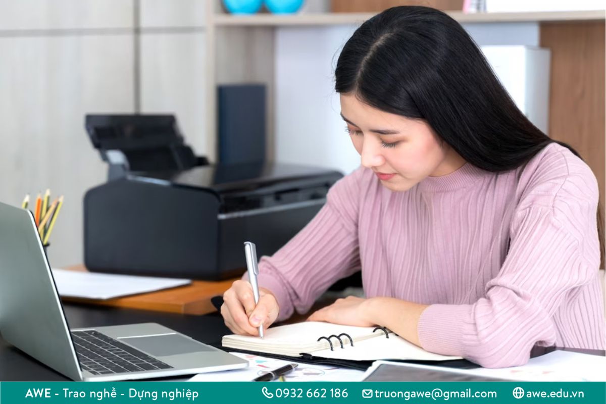 Con gái nên học nghề gì dễ xin việc - Nhân viên kế toán