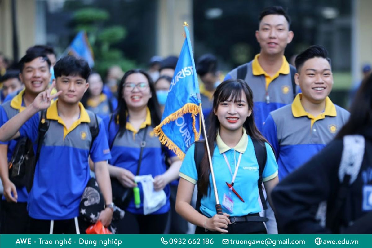 Ngành con gái nên học - Hướng dẫn viên du lịch