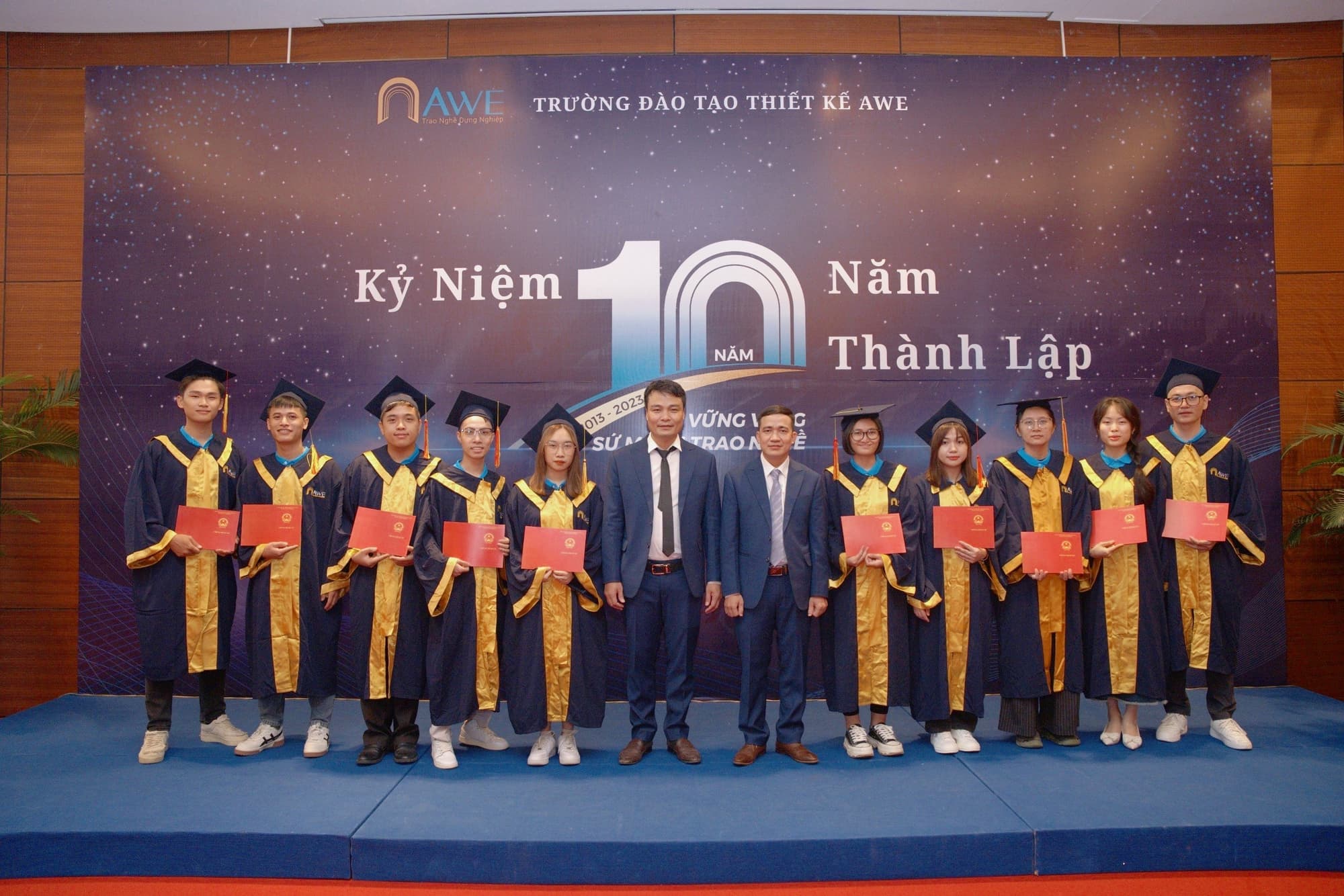 3-buoc-tu-hoc-thiet-ke-kien-truc-o-nha-tu-hoc-thiet-ke-nha- Lễ tốt nghiệp của học viên AWE