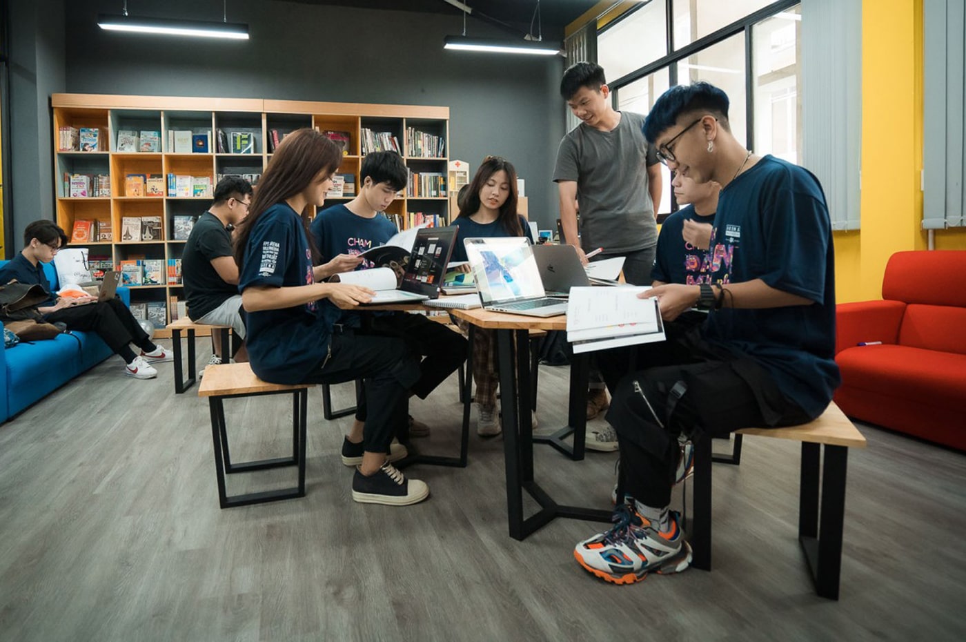 hoc-thiet-ke-do-hoa-online-fpt-xung-dang-de-dau-tu-hay-khong cao đẳng thiết kế đồ họa học phí rẻ