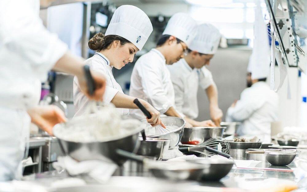 Nữ không học đại học thì làm nghề gì