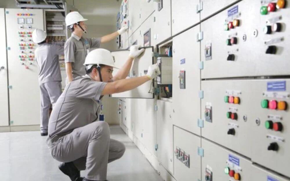 Học hết cấp 3 nên làm nghề gì? - Nghề bảo dưỡng thiết bị