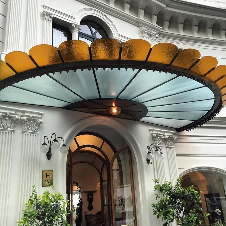 Mái vòm kính trước hiên nhà