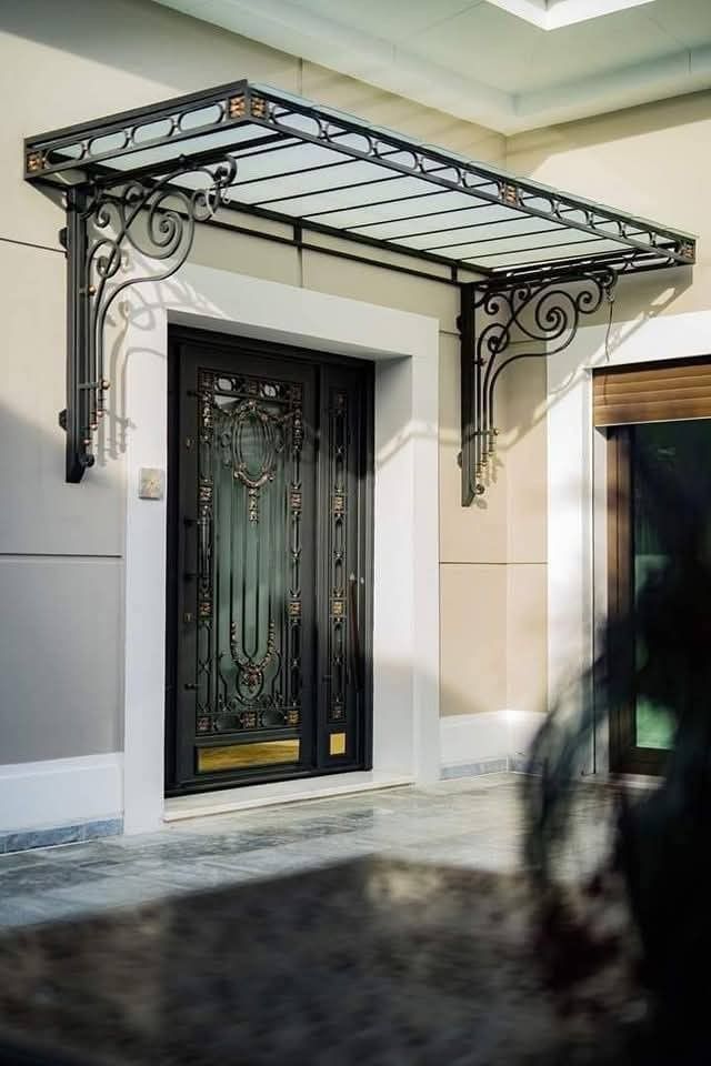 Mái vòm kính trước hiên nhà