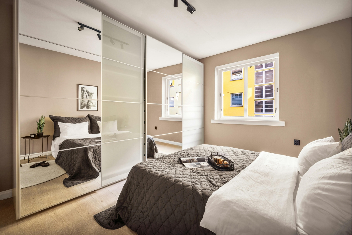 Cách hóa giải gương chiếu vào giường ngủ tránh điều kiêng kỵ