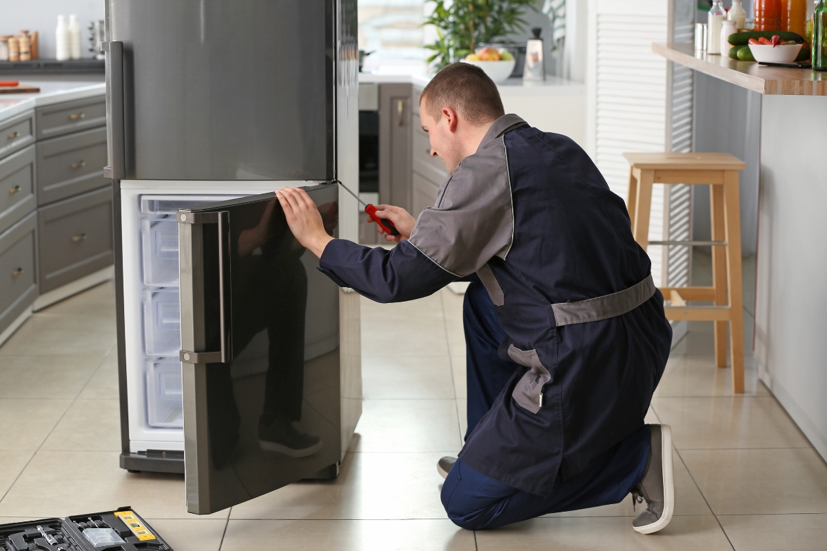 Cách hóa giải tủ lạnh đối diện cửa chính