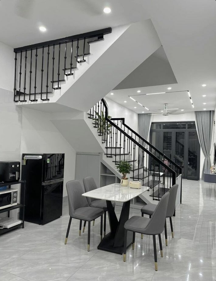 Mẫu cầu thang nhà lệch tầng đẹp, hiện đại nhất 2025