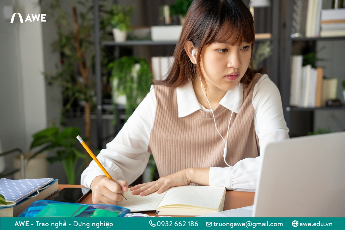 Con gái có nên học thiết kế đồ họa không? Cơ hội và thách thức