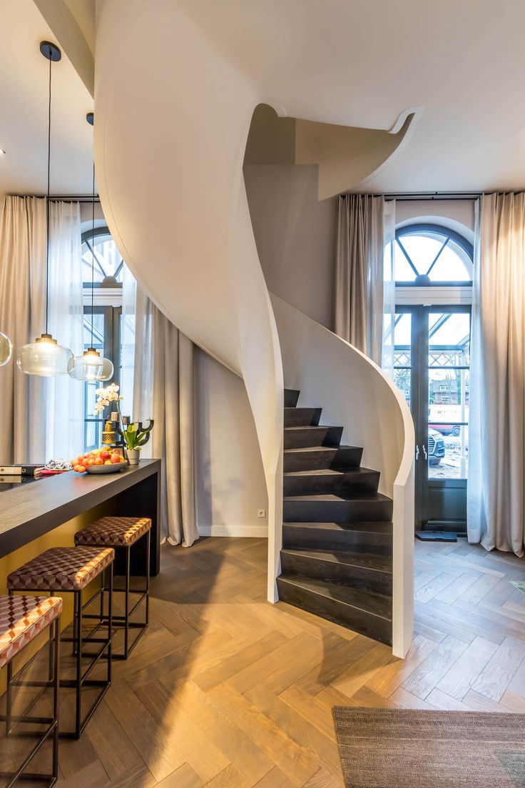 Mẫu cầu thang cho nhà ống dạng xoắn ốc