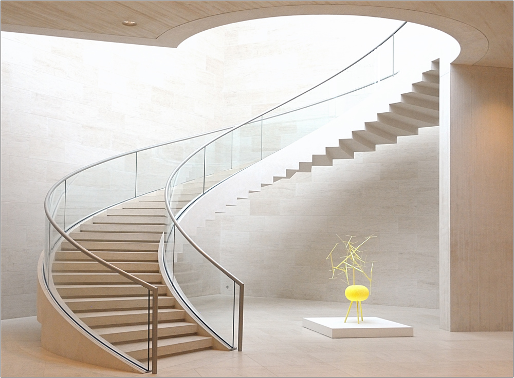 Mẫu cầu thang dạng lượn trọng nhà